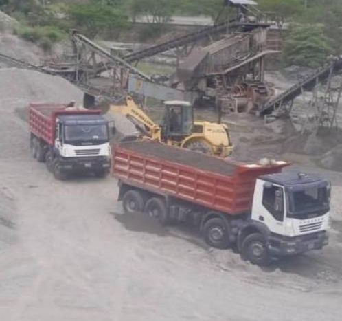 Operación de Arenera Solichiata con material y maquinaria de trabajo